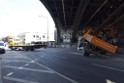 LKW blieb unter Bruecke haengen Koeln Deutz Deutz Muelheimerstr P020